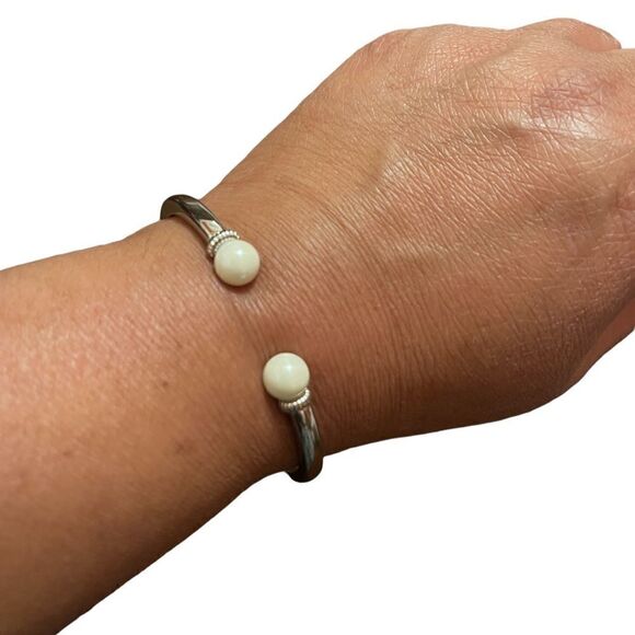 NWT Charter Club silver tone pearl heads hinge bracelet - Picture 4 of 5